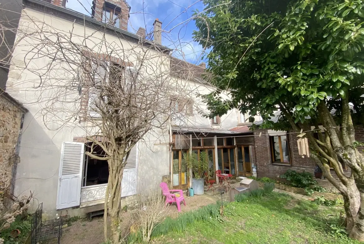 Maison de ville à vendre à Courtenay avec deux logements, terrain de 509 m² 