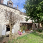 Maison de ville à vendre à Courtenay avec deux logements, terrain de 509 m²