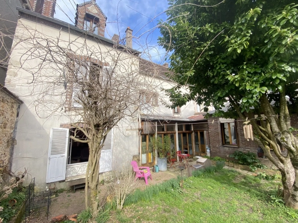Maison de ville à vendre à Courtenay avec deux logements, terrain de 509 m²