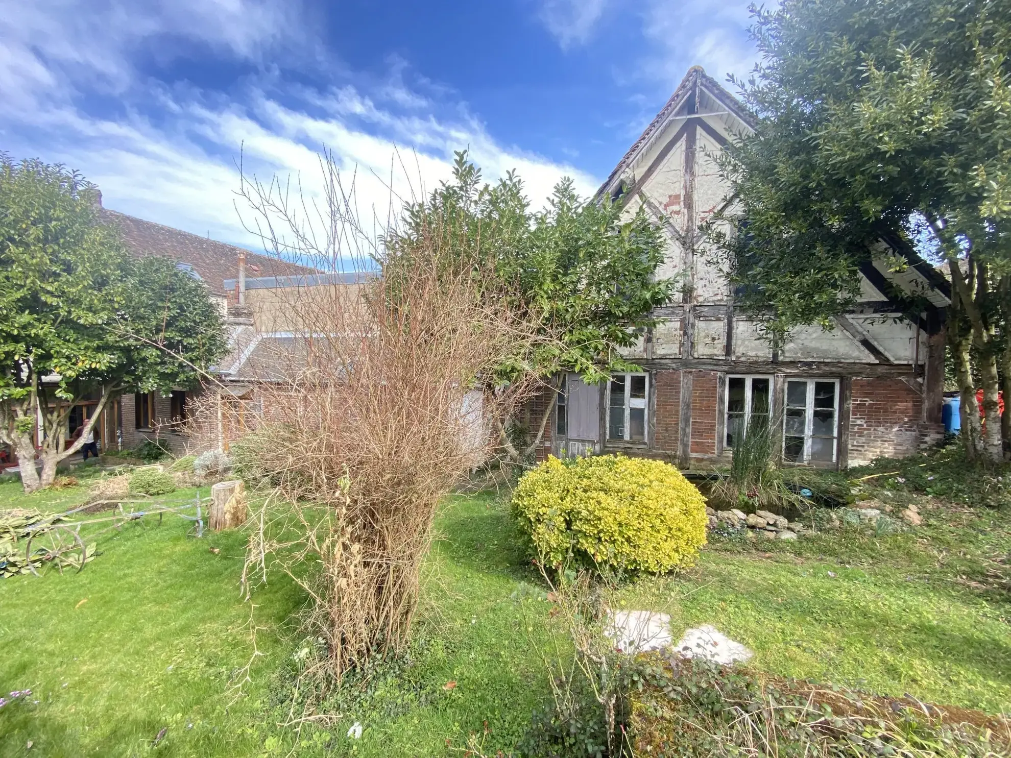 Maison de ville à vendre à Courtenay avec deux logements, terrain de 509 m² 