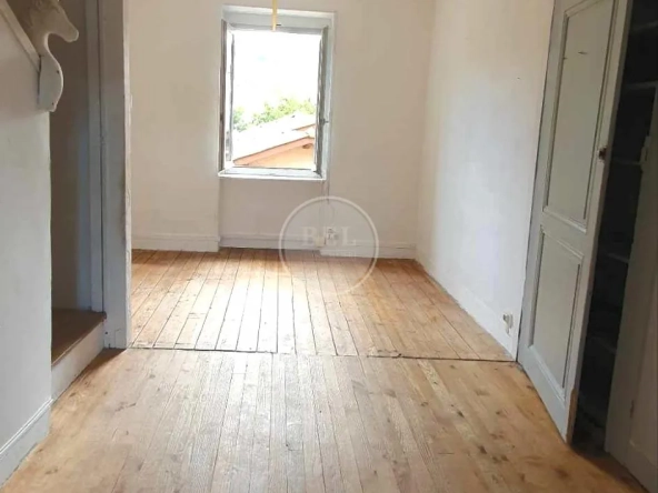 Appartement duplex à Sainte Foy l'Argentière avec terrain et potentiel de rénovation