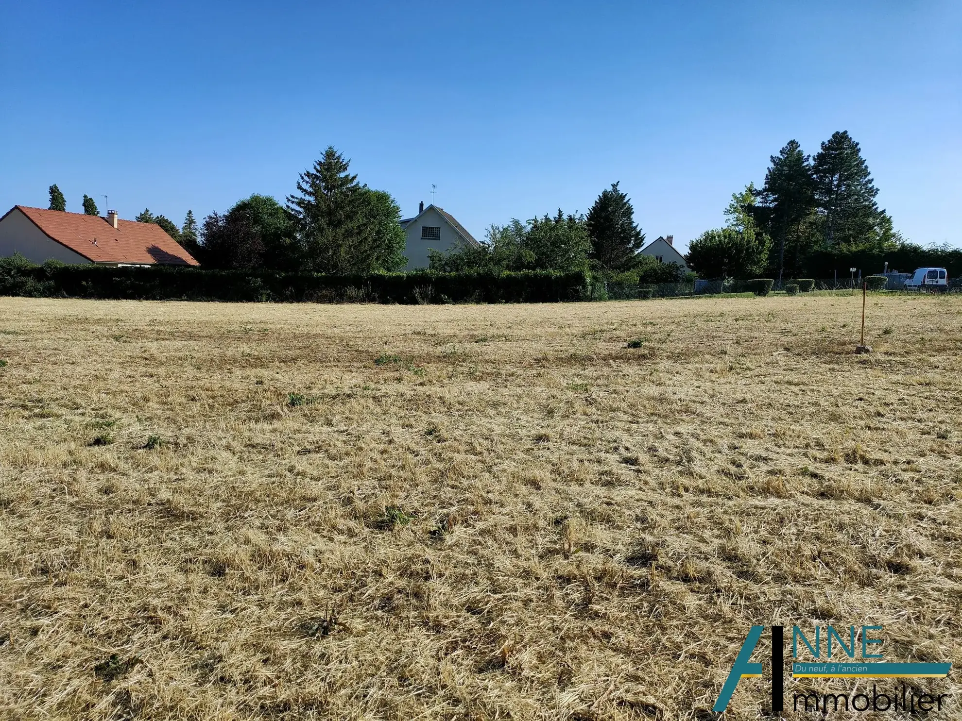 Grand terrain à bâtir viabilisé de 1432 m² à Fontaines 