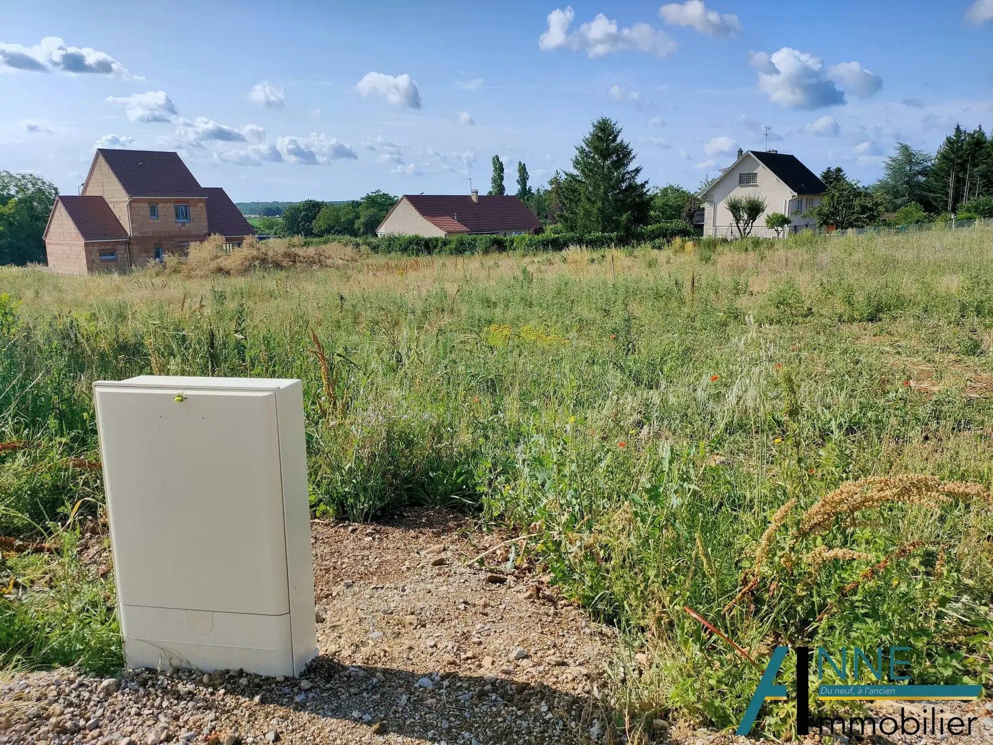Grand terrain à bâtir viabilisé de 1432 m² à Fontaines 