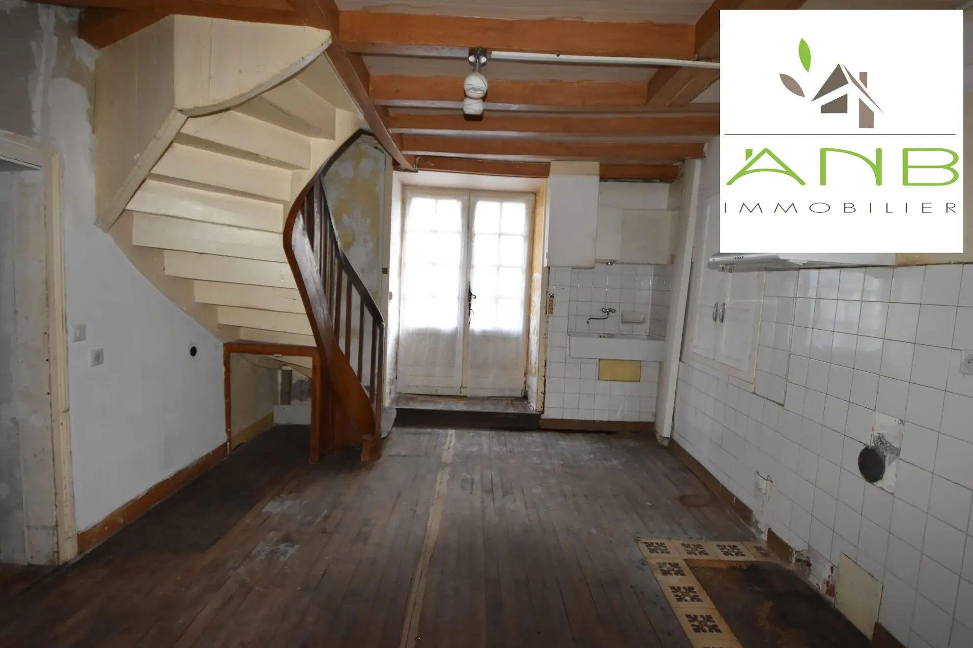 Maison de village à rénover de 140 m² à Bussière-Badil en centre-ville 