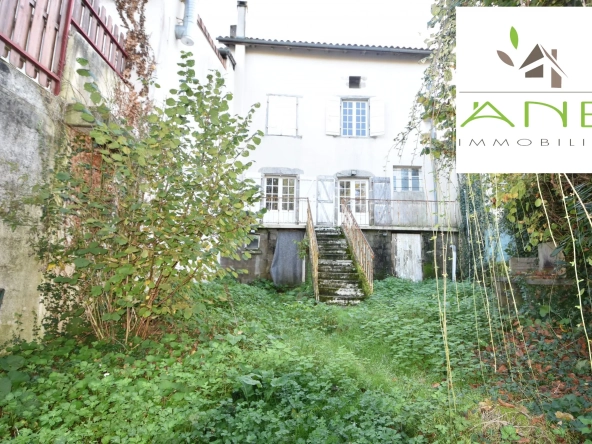 Maison de village à rénover de 140 m² à Bussière-Badil en centre-ville