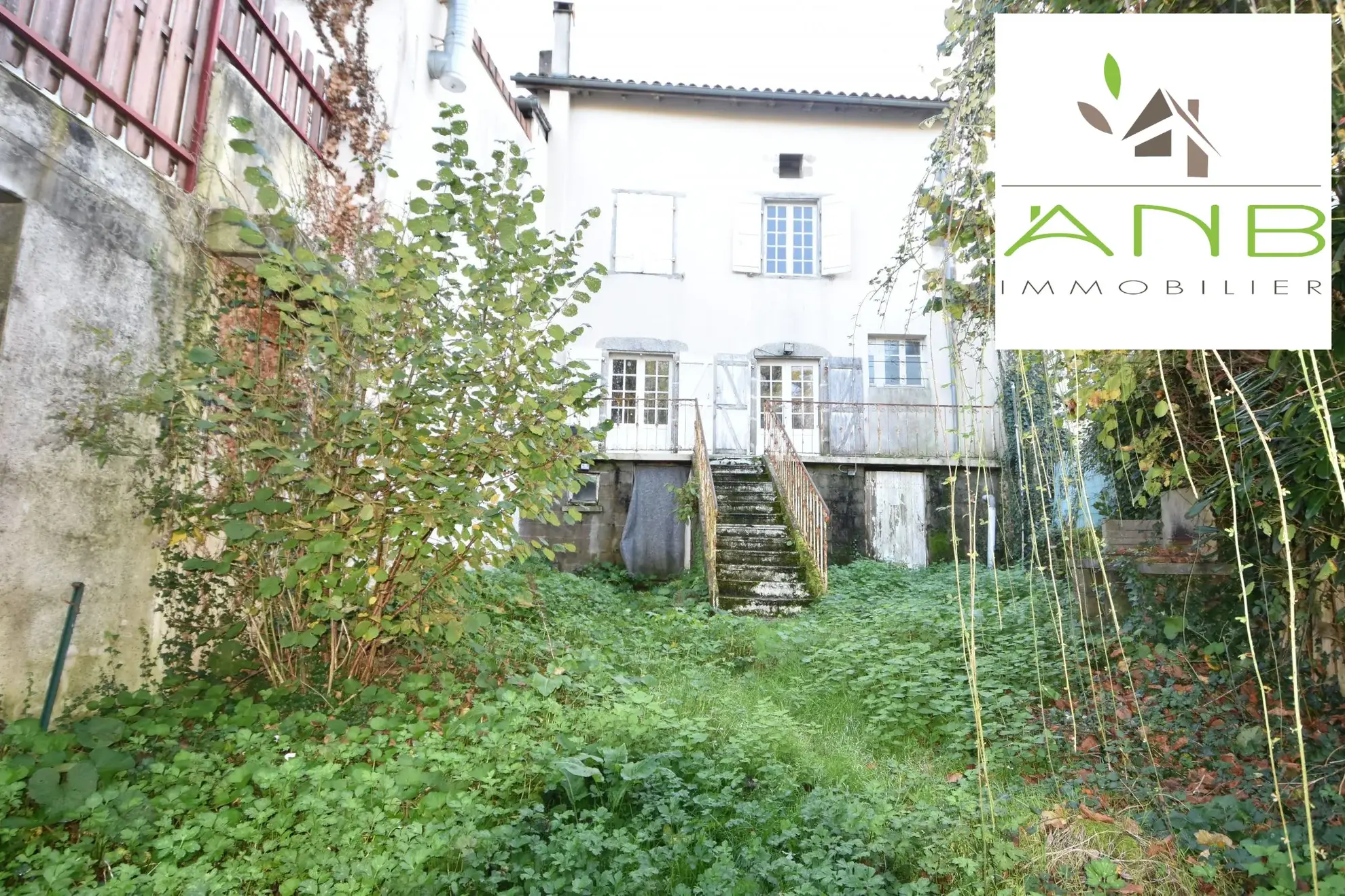 Maison de village à rénover de 140 m² à Bussière-Badil en centre-ville 