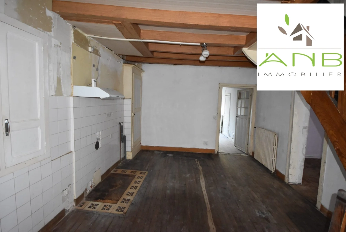 Maison de village à rénover de 140 m² à Bussière-Badil en centre-ville 