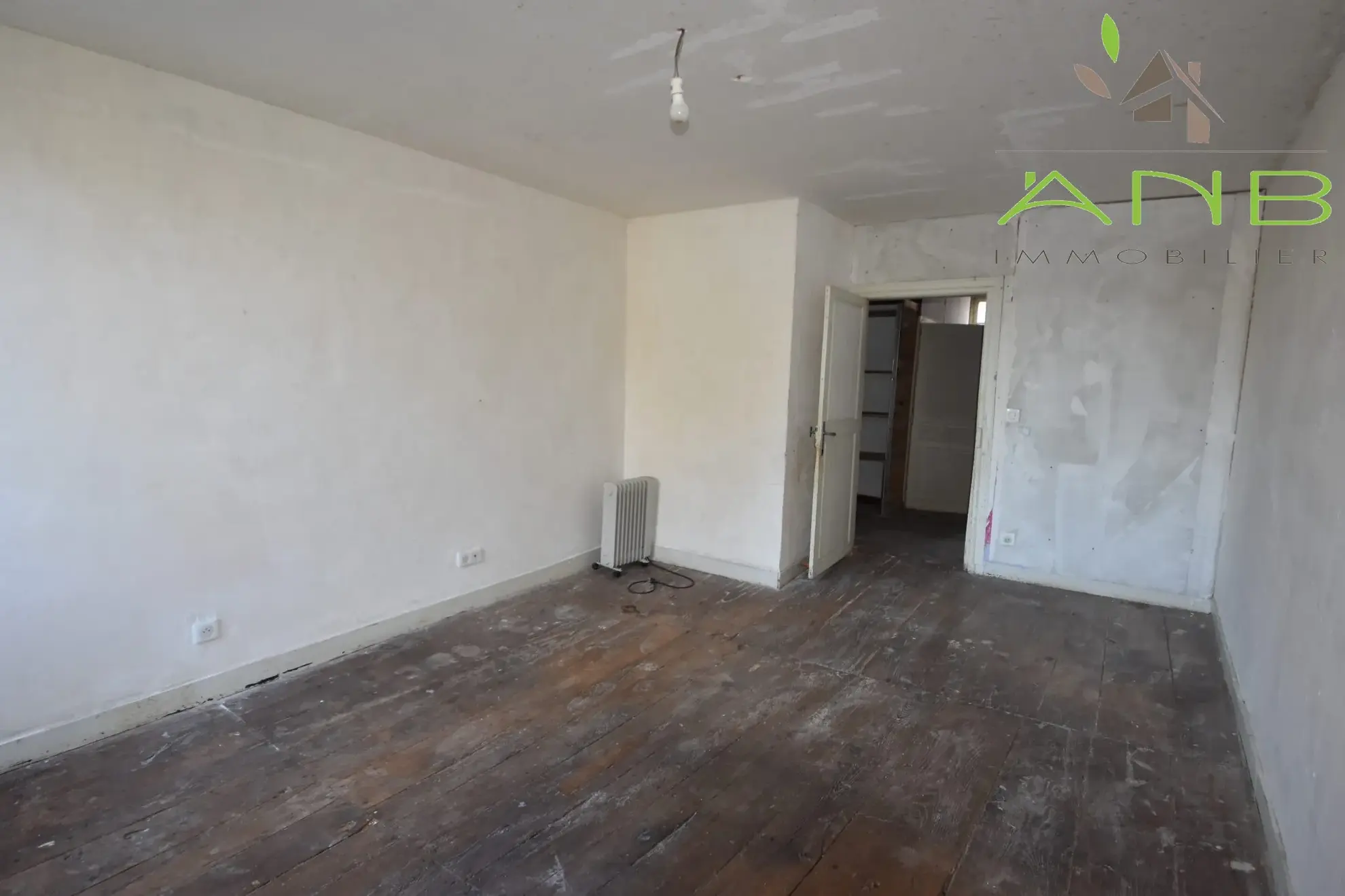 Maison de village à rénover de 140 m² à Bussière-Badil en centre-ville 