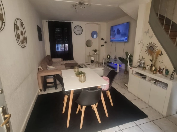 A vendre maison mitoyenne rénovée à Villerupt avec 3 chambres et terrasse