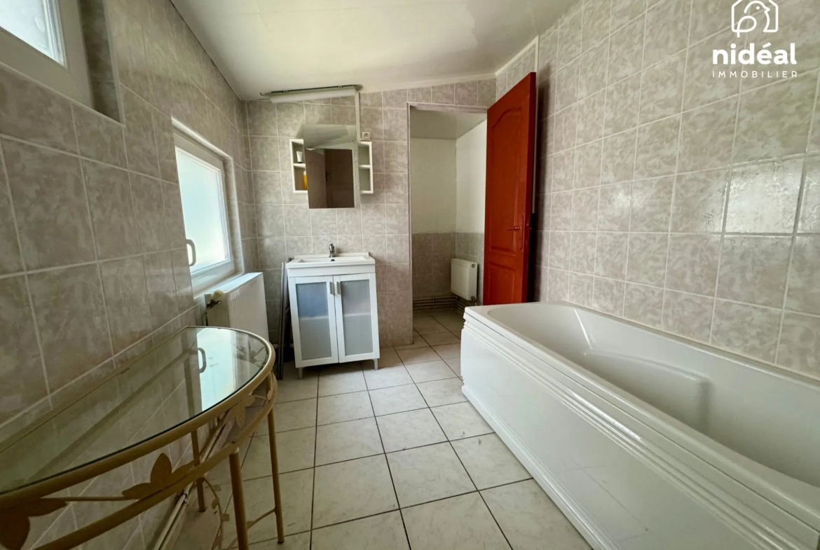 Maison mitoyenne à Rousies avec 3 chambres et cave - Bien à découvrir 
