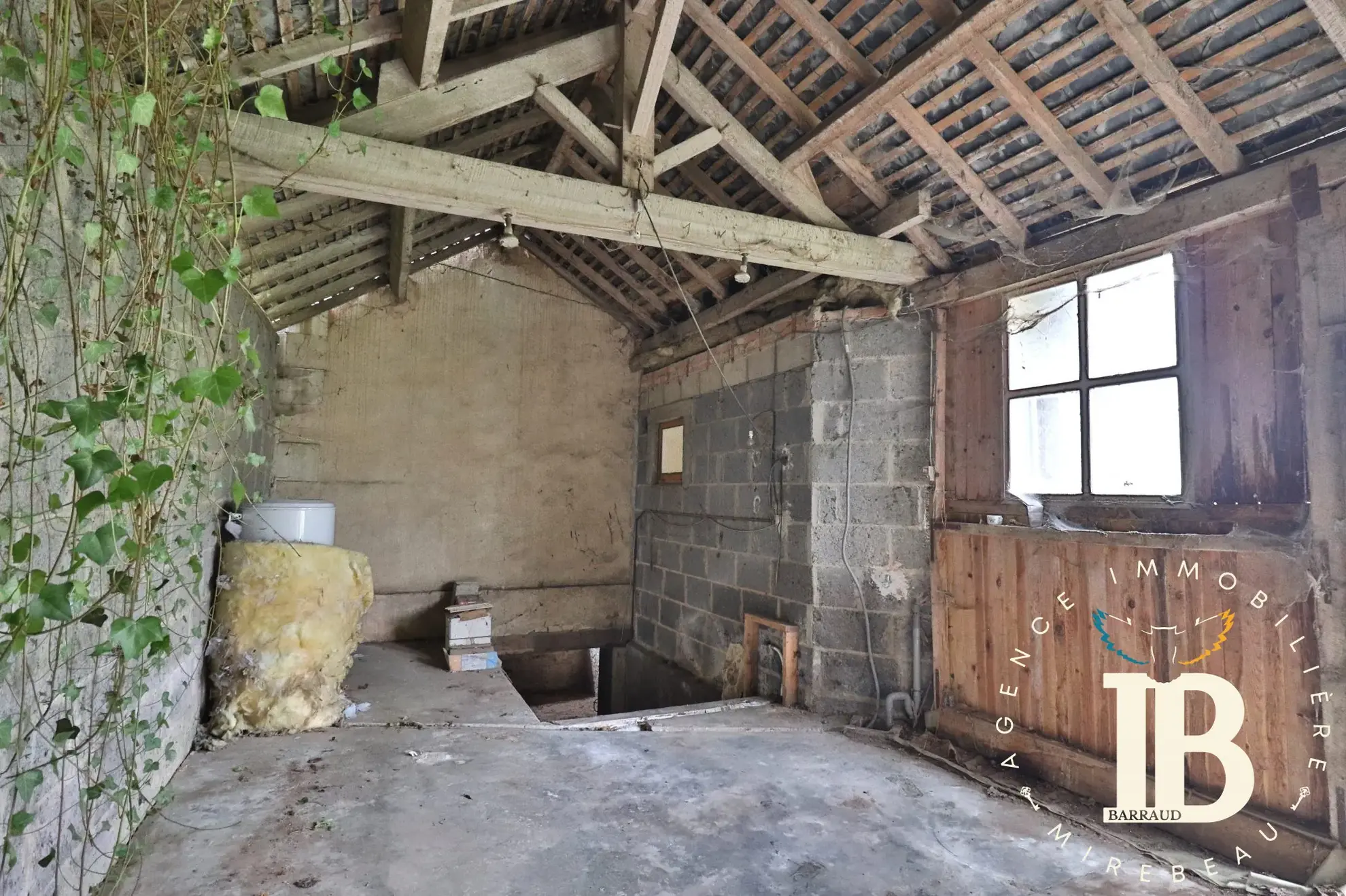 Maison à rénover avec 2 chambres et jardin à Frontenay-sur-Dive 