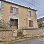Maison à rénover avec 2 chambres et jardin à Frontenay-sur-Dive
