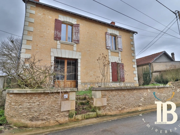 Maison à rénover avec 2 chambres et jardin à Frontenay-sur-Dive