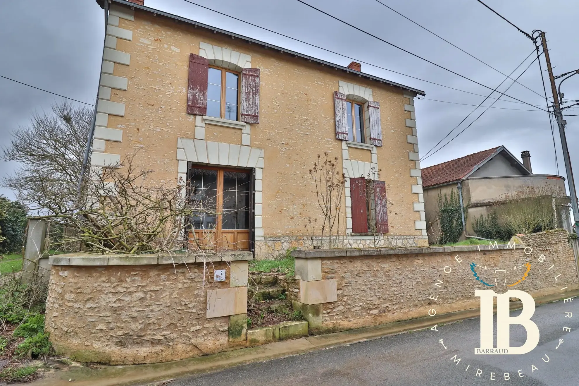 Maison à rénover avec 2 chambres et jardin à Frontenay-sur-Dive 