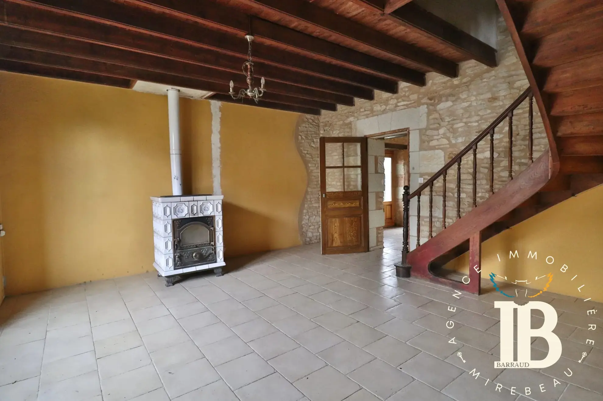 Maison à rénover avec 2 chambres et jardin à Frontenay-sur-Dive 