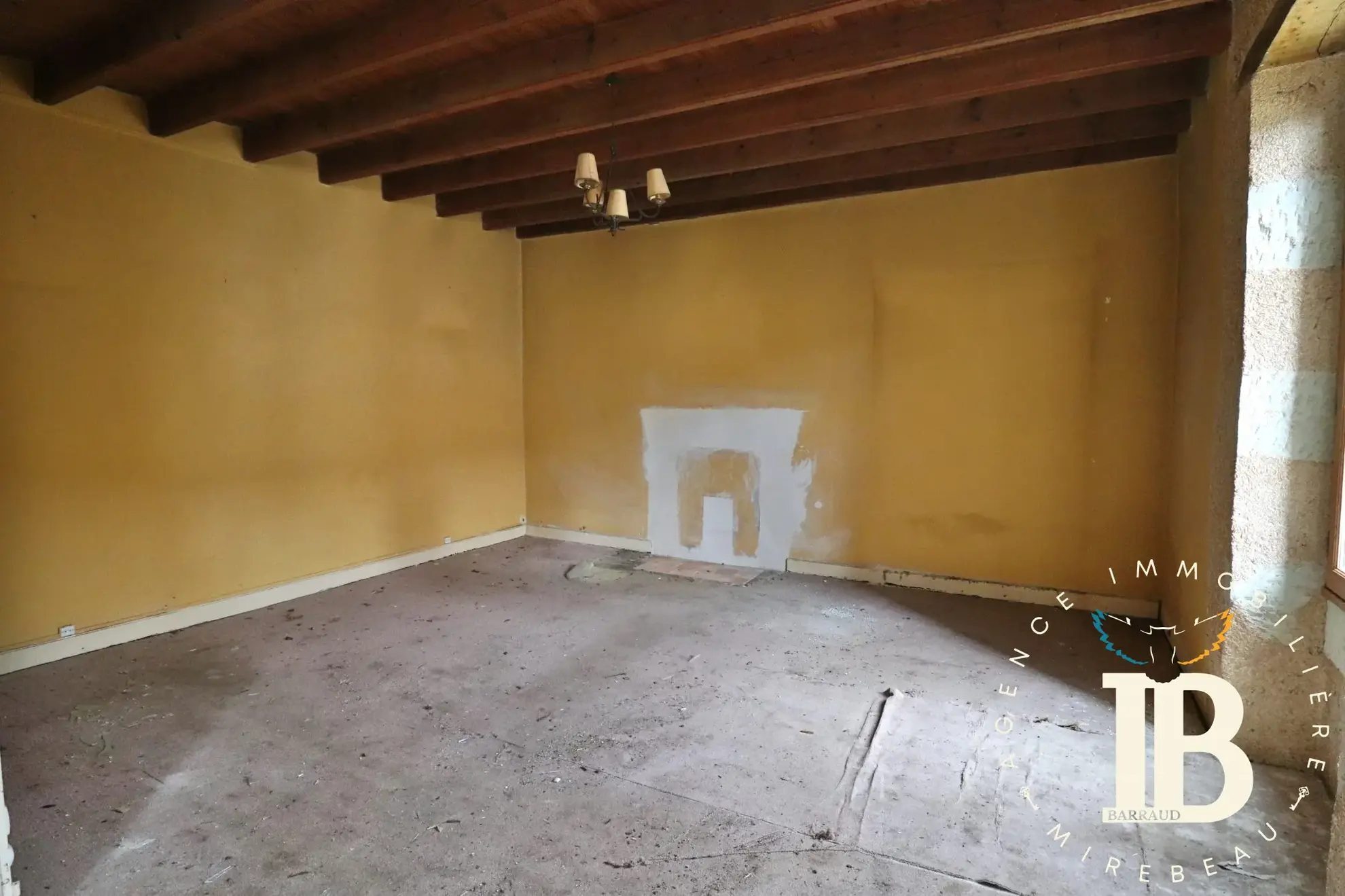 Maison à rénover avec 2 chambres et jardin à Frontenay-sur-Dive 