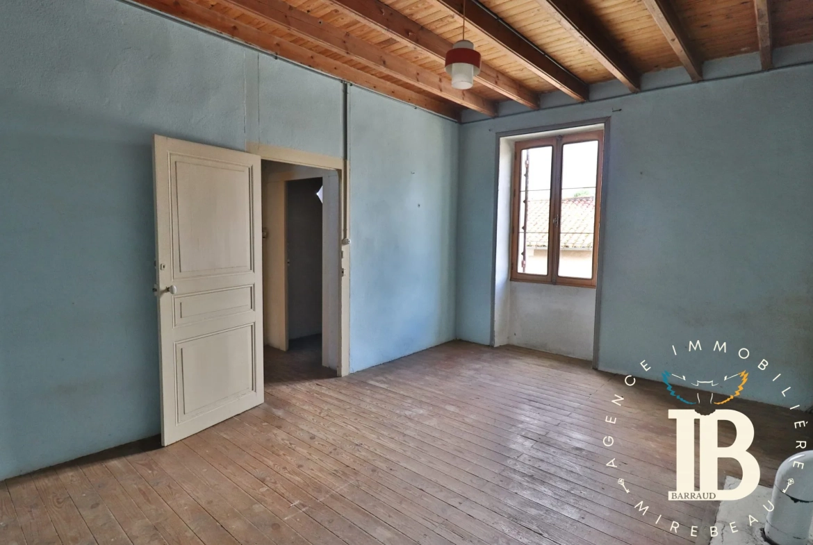 Maison à rénover avec 2 chambres et jardin à Frontenay-sur-Dive 