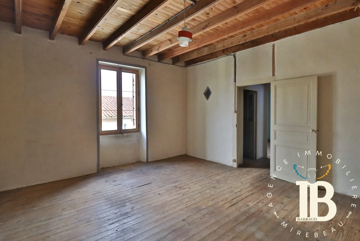 Maison à rénover avec 2 chambres et jardin à Frontenay-sur-Dive 