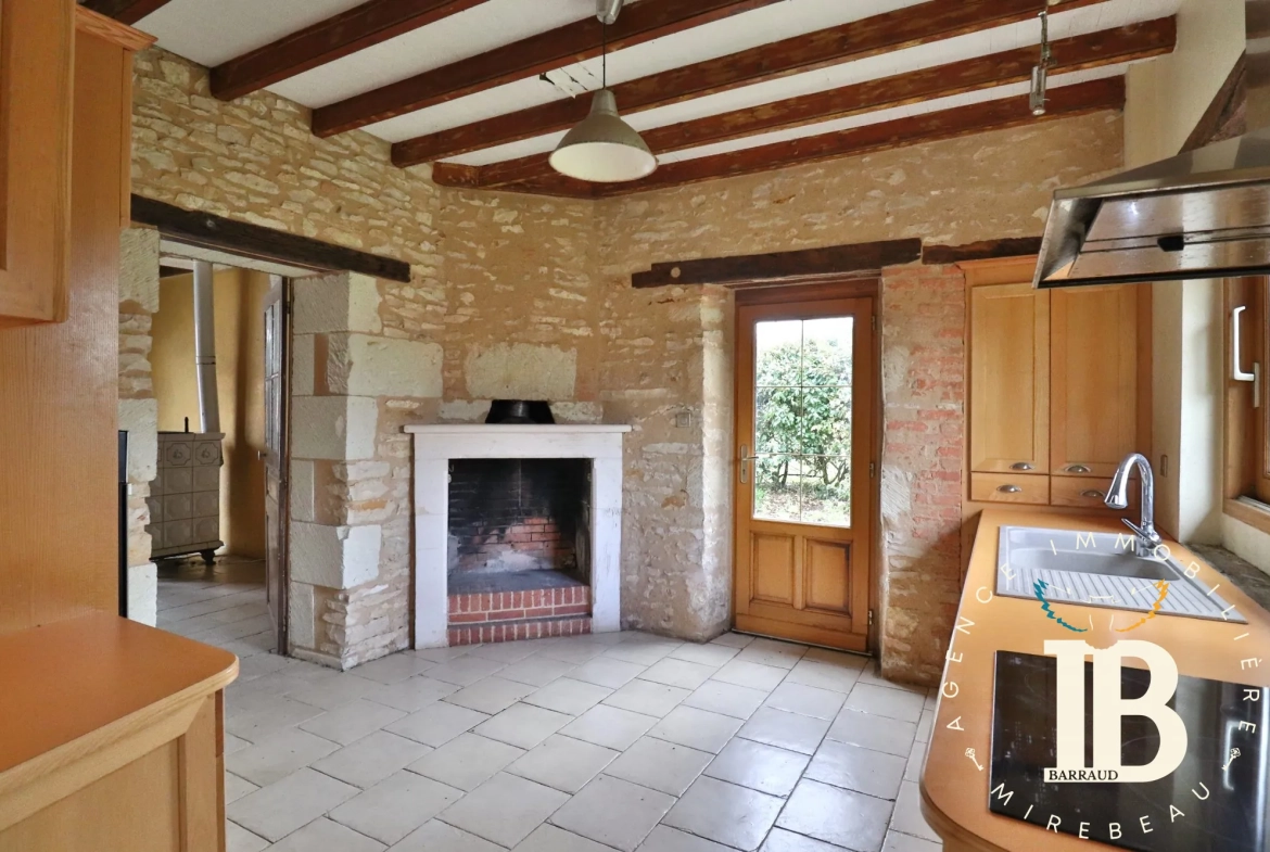 Maison à rénover avec 2 chambres et jardin à Frontenay-sur-Dive 