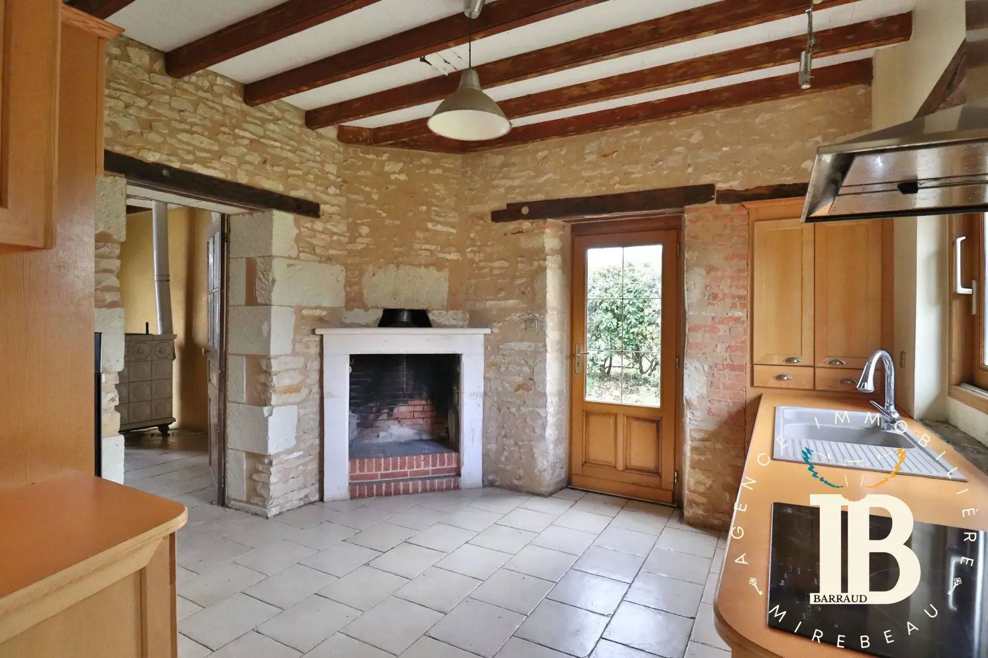 Maison à rénover avec 2 chambres et jardin à Frontenay-sur-Dive 