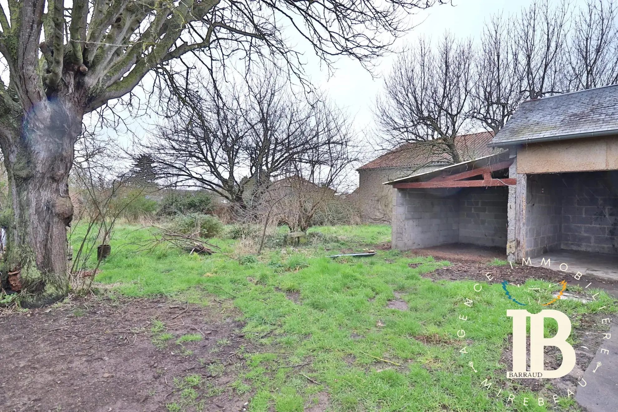 Maison à rénover avec 2 chambres et jardin à Frontenay-sur-Dive 
