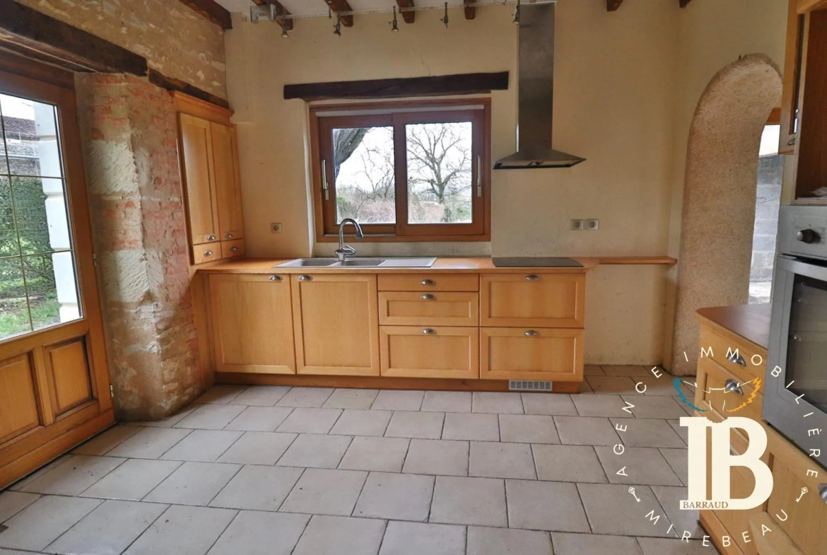 Maison à rénover avec 2 chambres et jardin à Frontenay-sur-Dive 