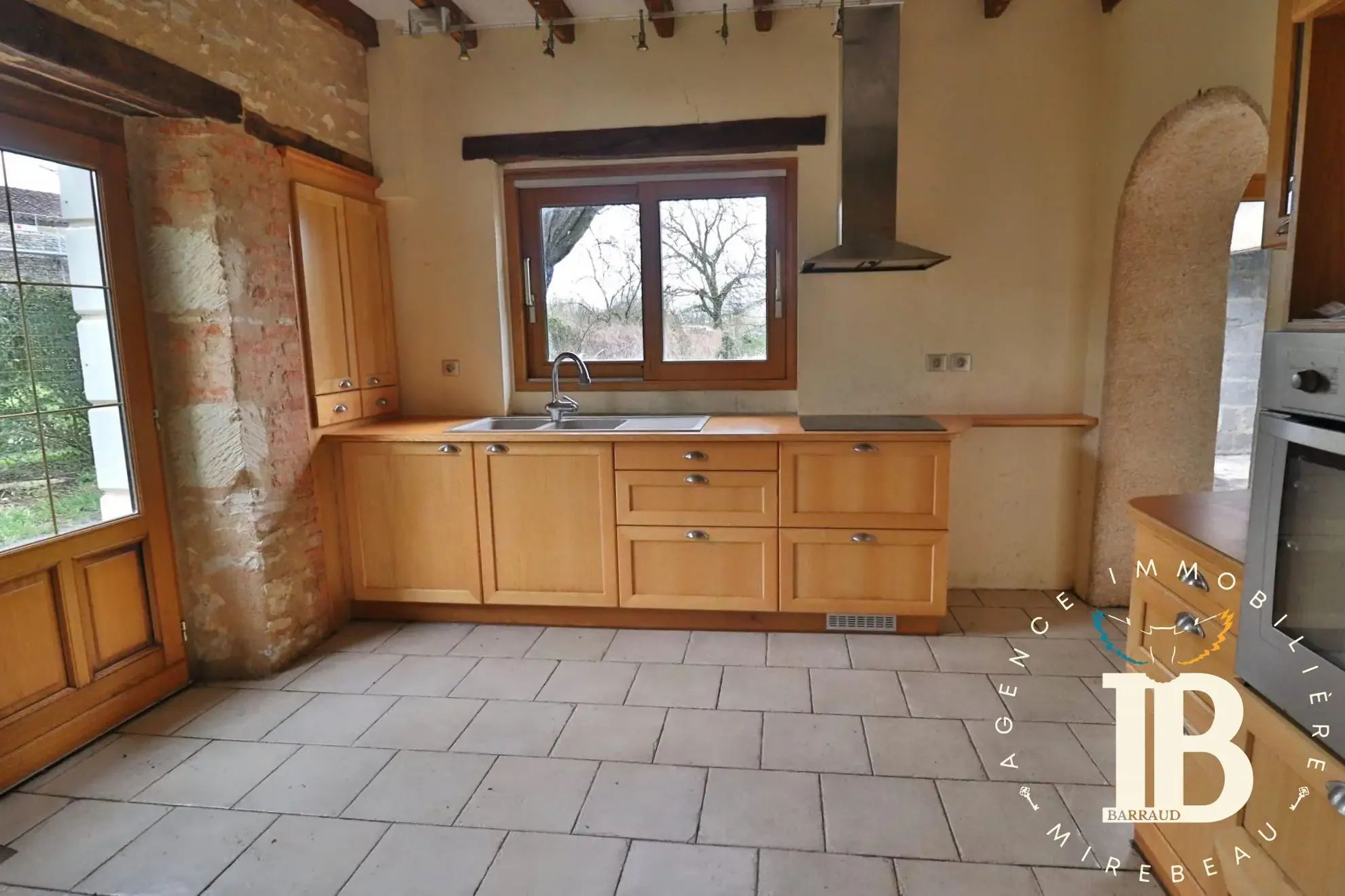 Maison à rénover avec 2 chambres et jardin à Frontenay-sur-Dive 
