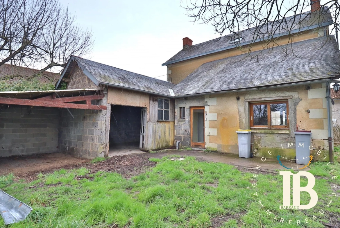 Maison à rénover avec 2 chambres et jardin à Frontenay-sur-Dive 