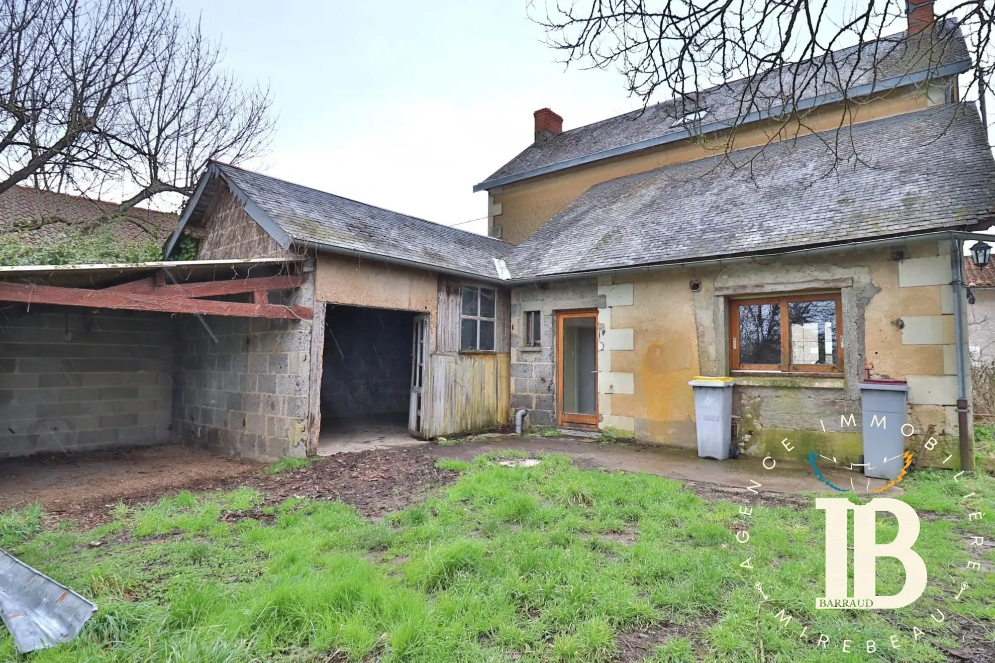 Maison à rénover avec 2 chambres et jardin à Frontenay-sur-Dive 