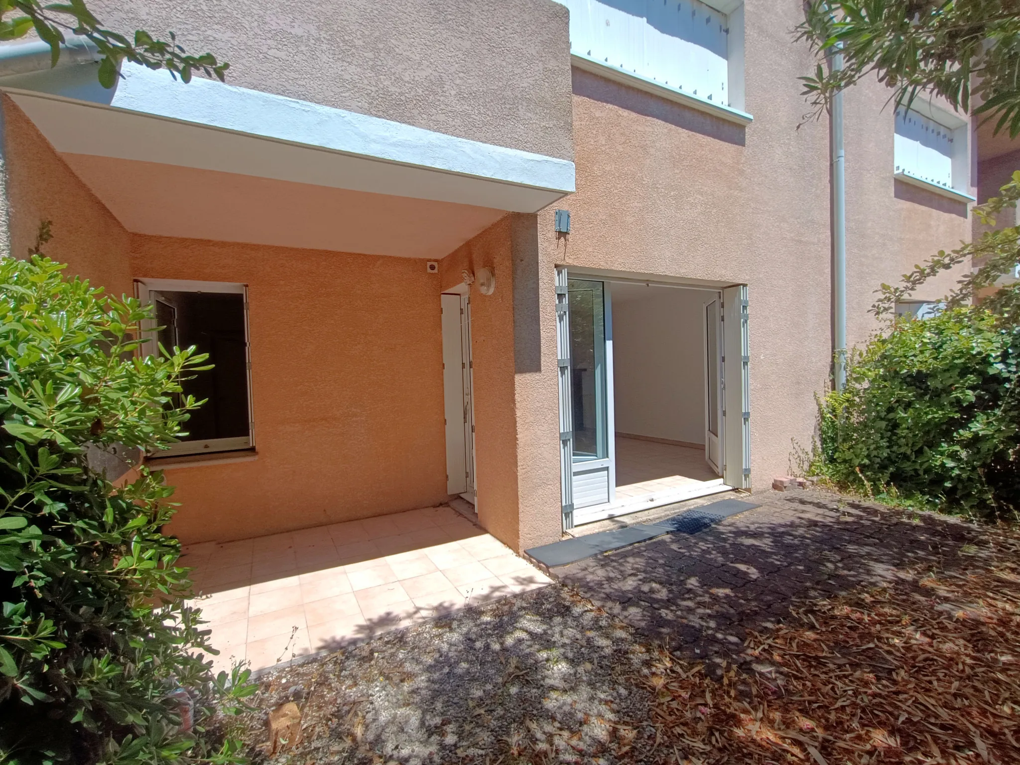 Appartement T3 de plain-pied avec jardinet et garage à Carcassonne 
