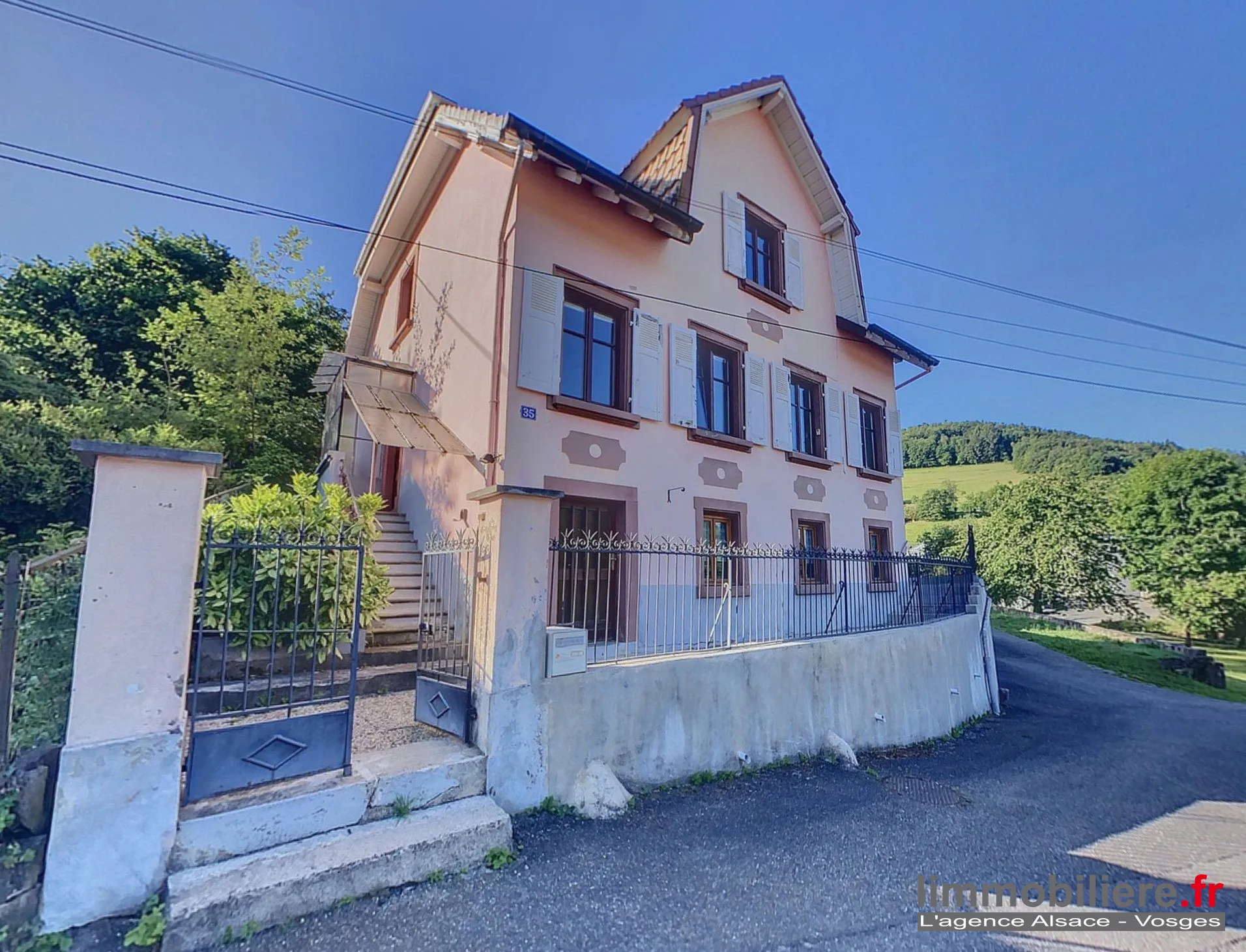 Maison familiale à vendre à Sainte-Croix-aux-Mines avec jardin et garage 