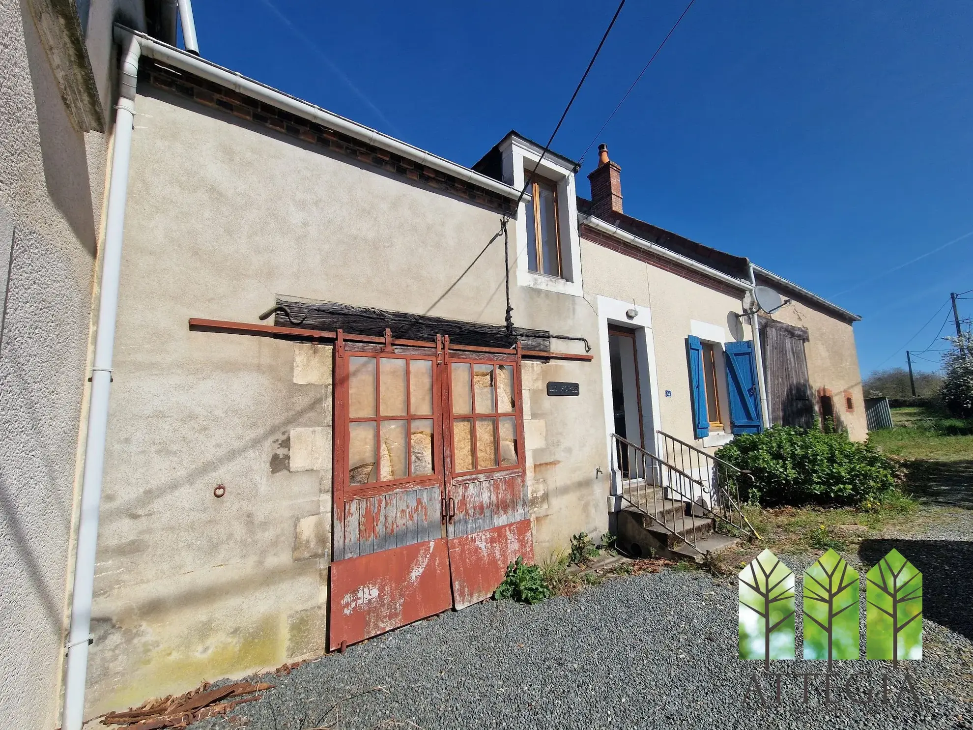 Grande propriété rurale avec maison rénovée, gîte à finir et dépendances à Saint-Saturnin (18370) 