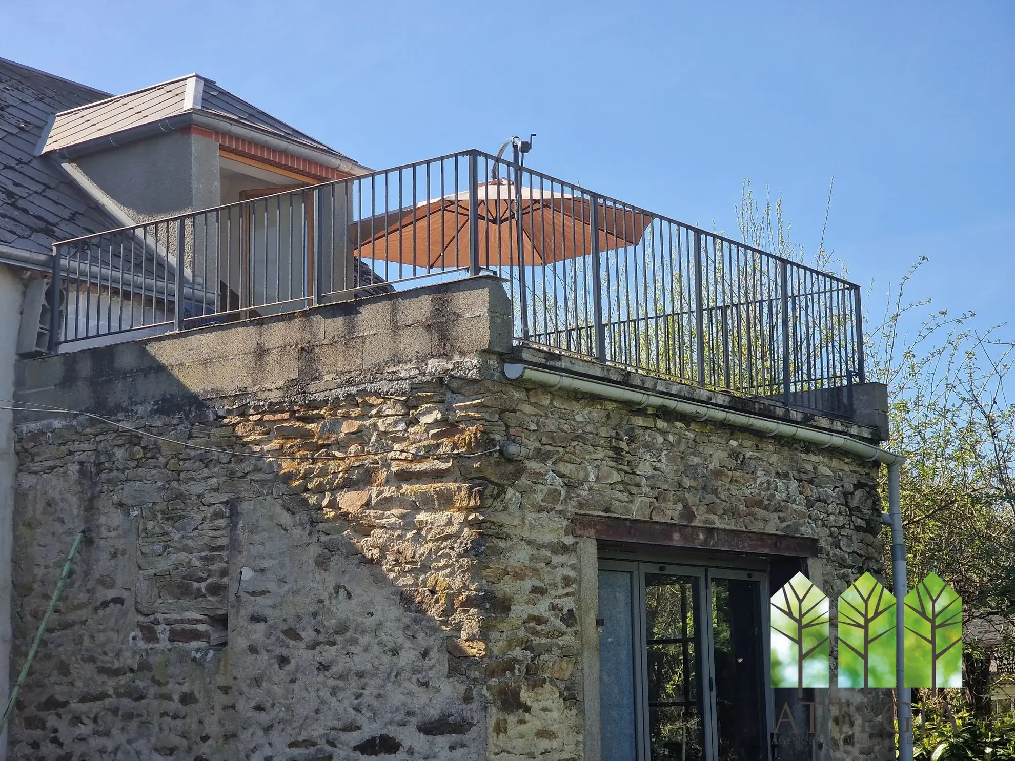 Grande propriété rurale avec maison rénovée, gîte à finir et dépendances à Saint-Saturnin (18370) 