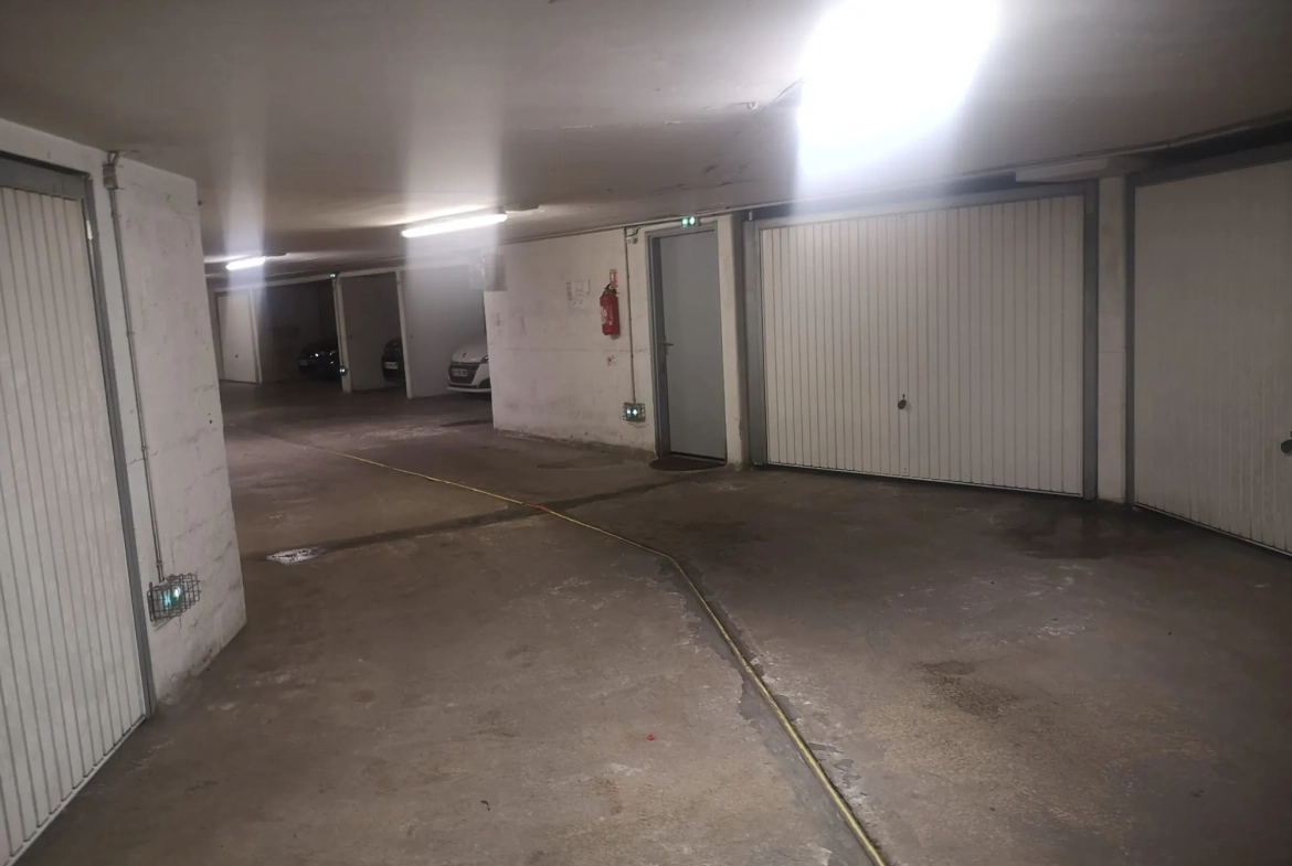 Garage de 12,5 m² en sous-sol à Golf Juan près du bord de mer 