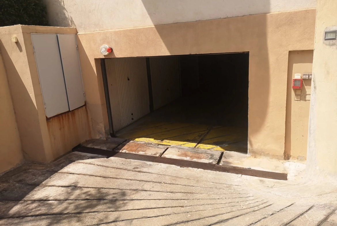 Garage de 12,5 m² en sous-sol à Golf Juan près du bord de mer 