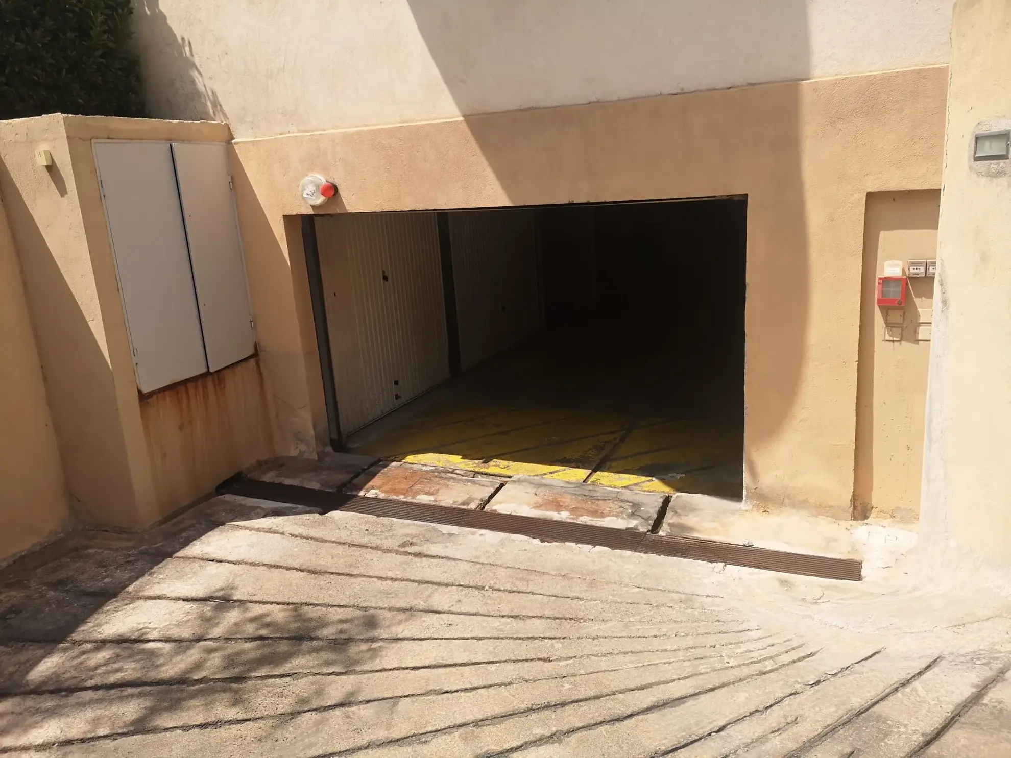 Garage de 12,5 m² en sous-sol à Golf Juan près du bord de mer 