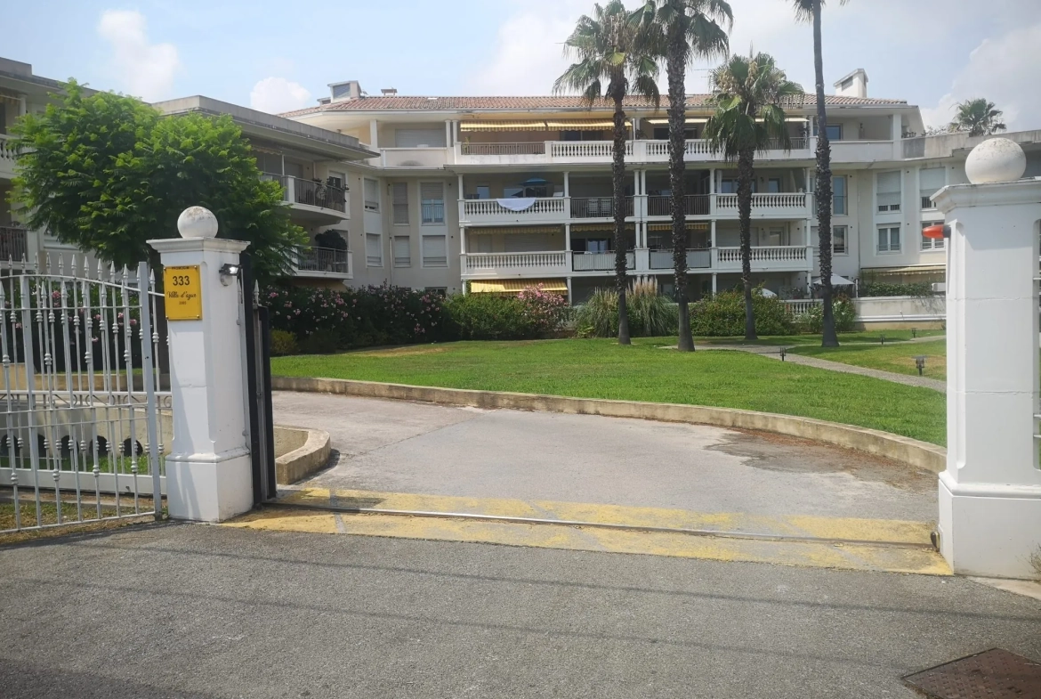 Garage de 12,5 m² en sous-sol à Golf Juan près du bord de mer 