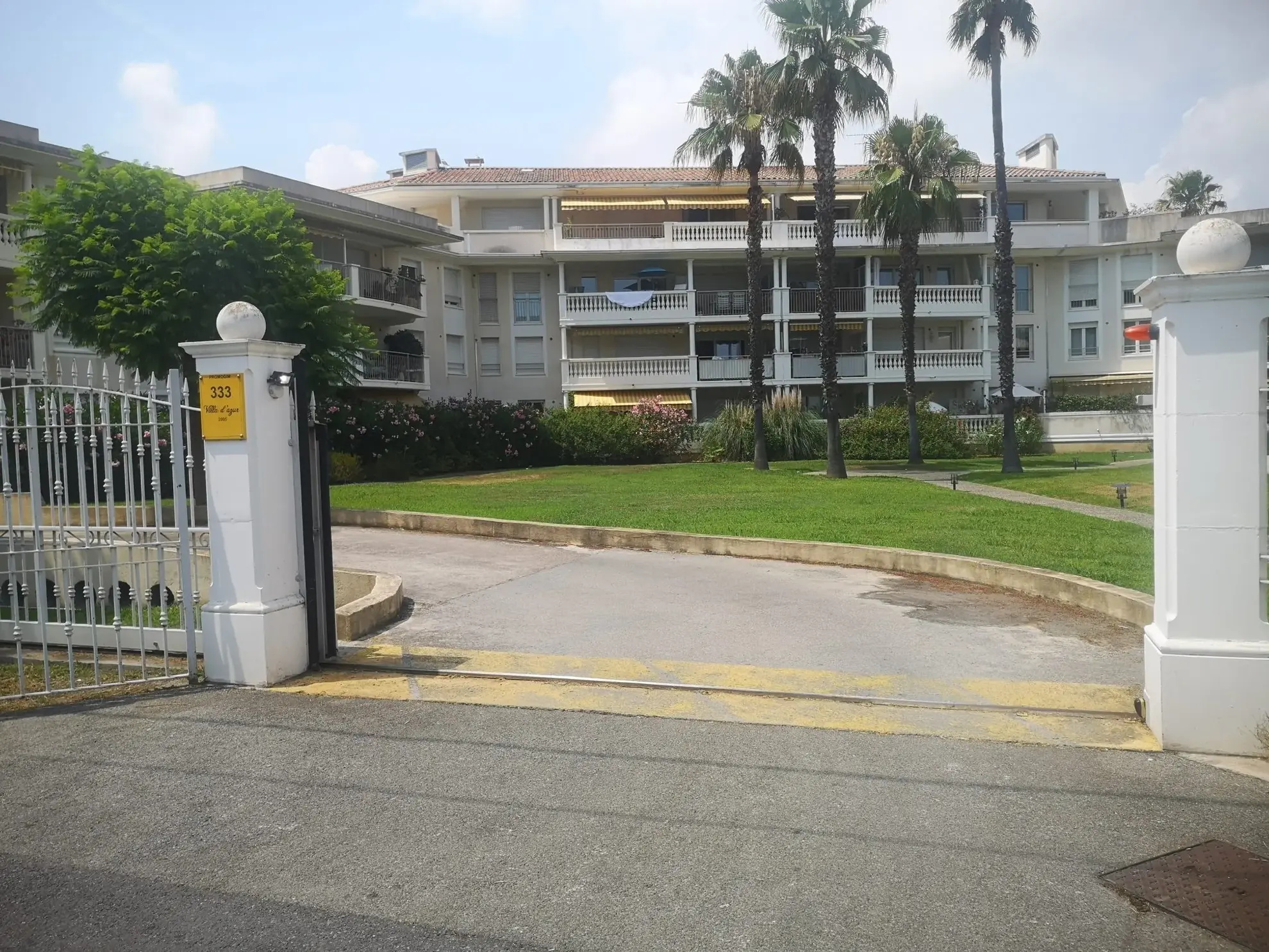 Garage de 12,5 m² en sous-sol à Golf Juan près du bord de mer 