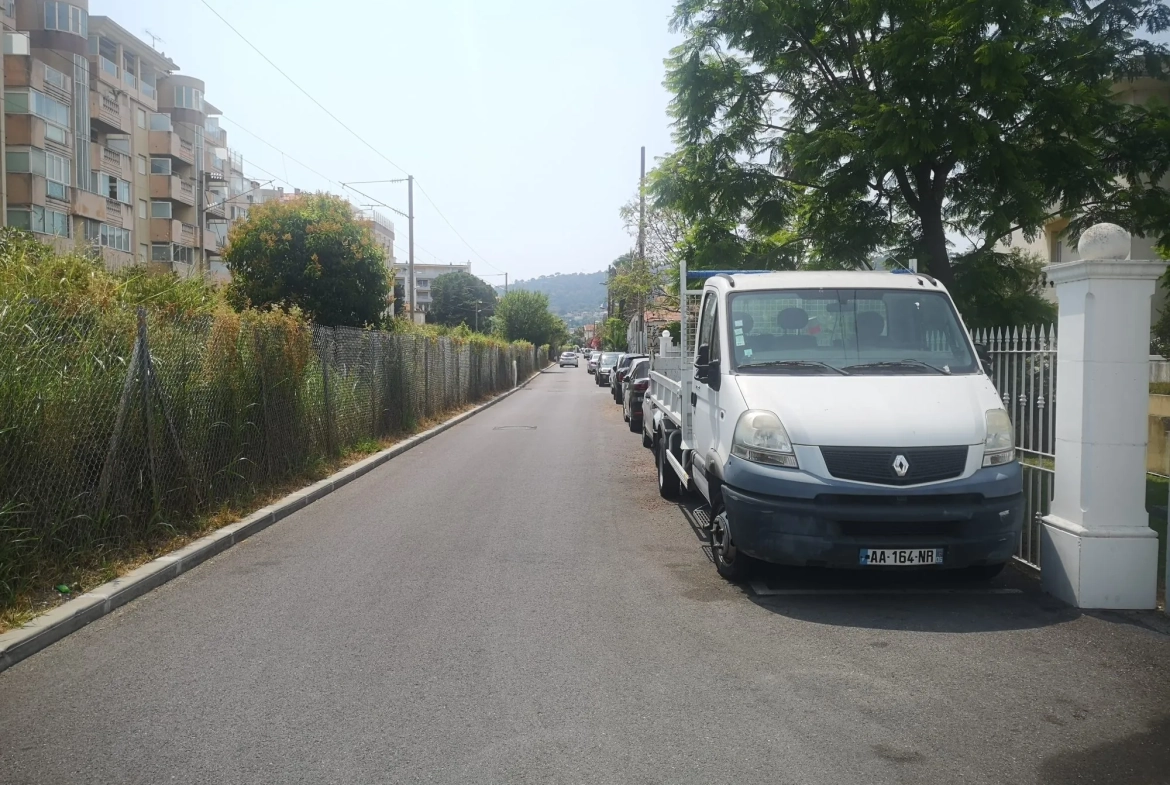 Garage de 12,5 m² en sous-sol à Golf Juan près du bord de mer 