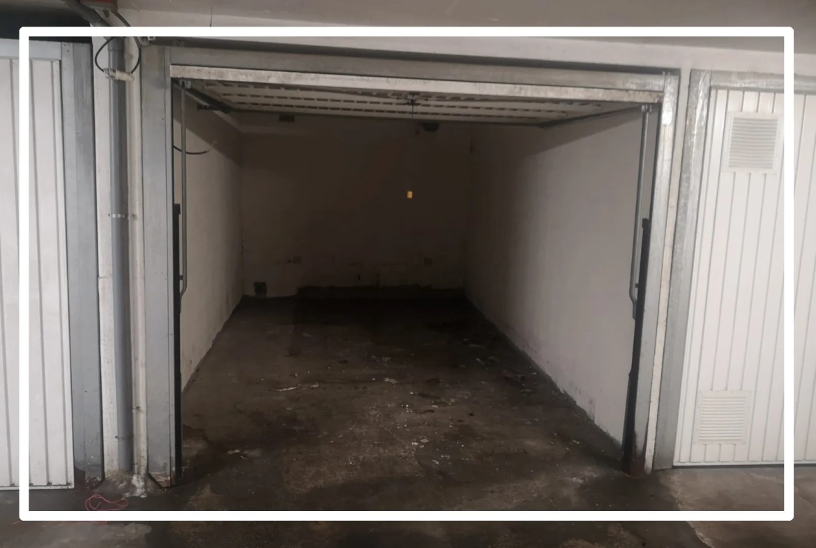 Garage de 12,5 m² en sous-sol à Golf Juan près du bord de mer 