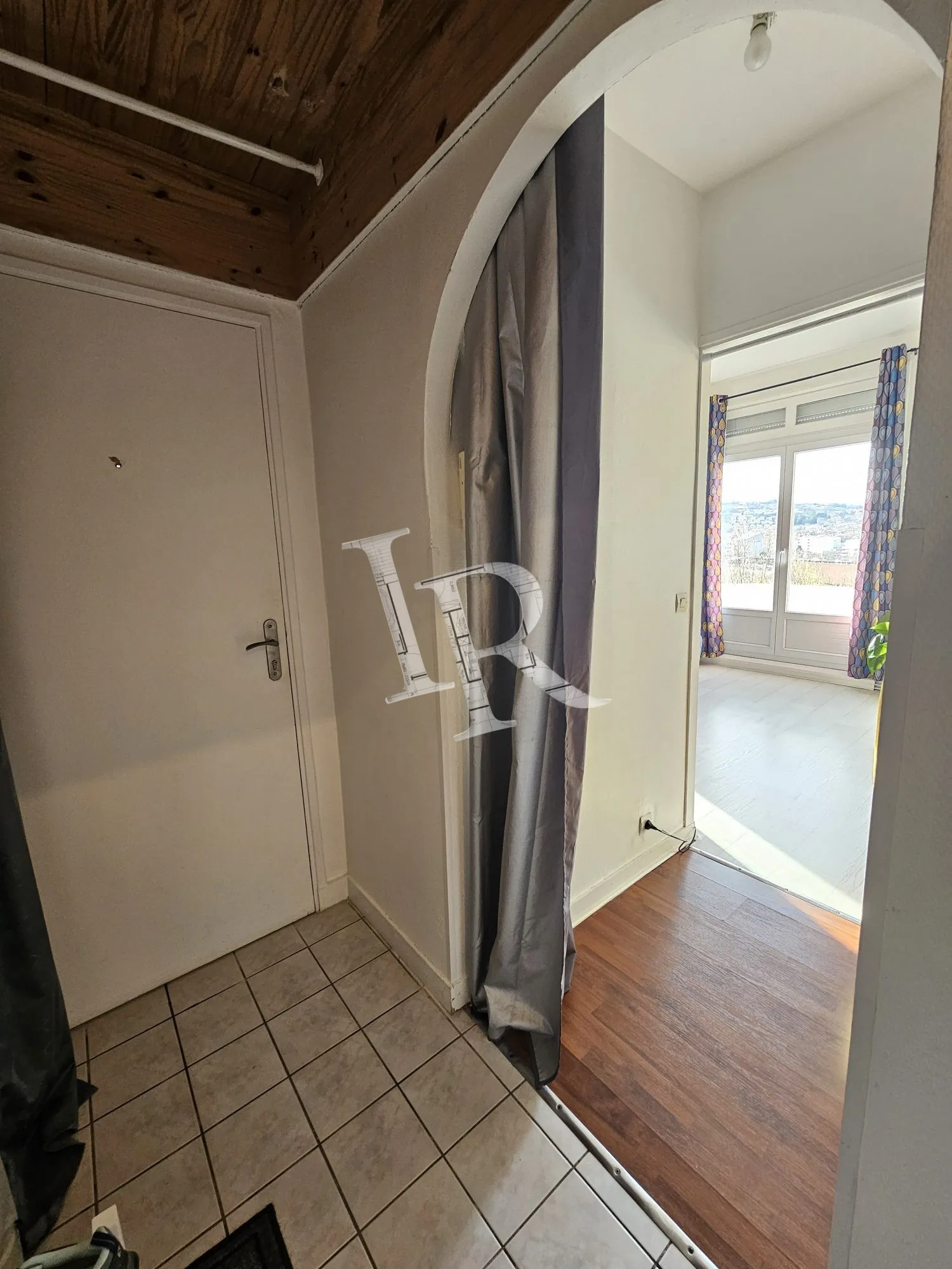 Immeuble à vendre au Puy-en-Velay – 4 appartements, caves et stationnements dans secteur calme 