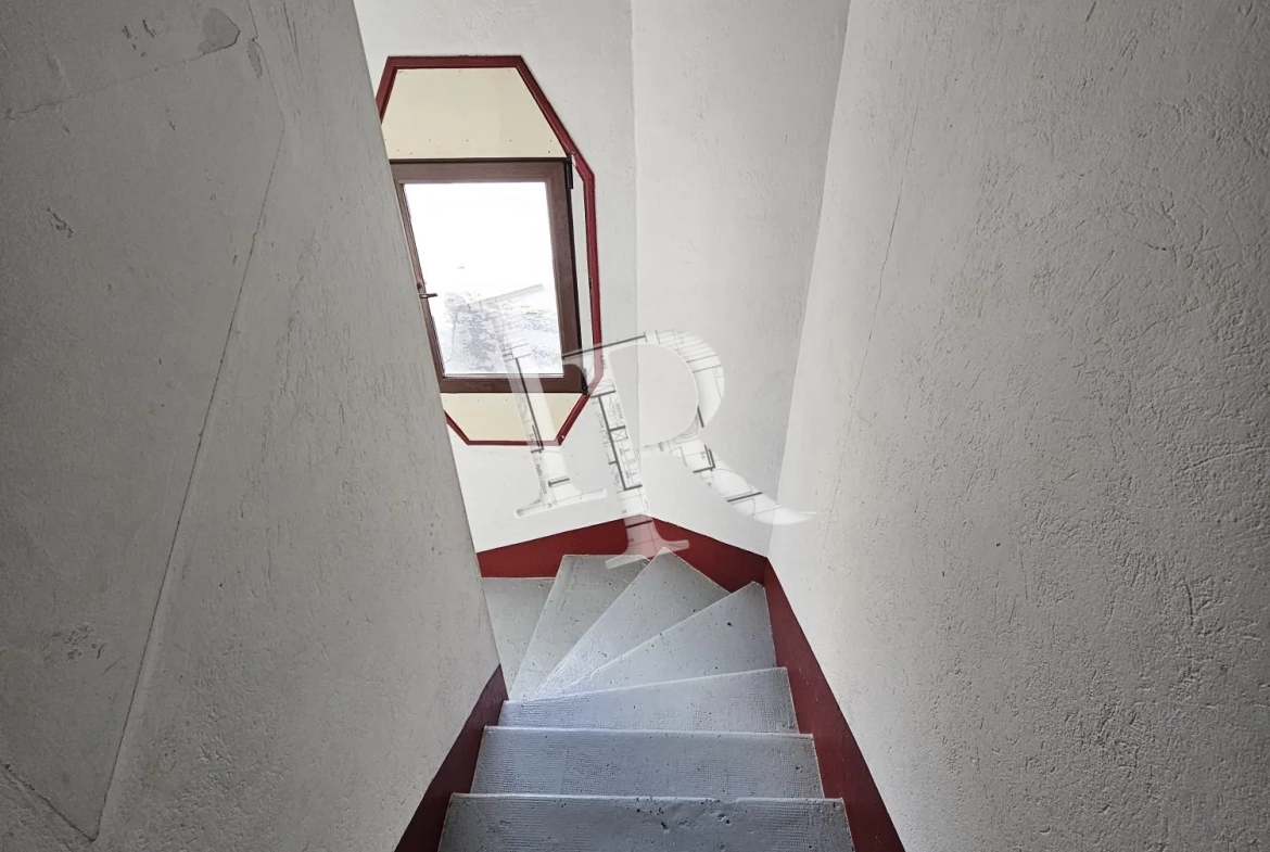Immeuble à vendre au Puy-en-Velay – 4 appartements, caves et stationnements dans secteur calme 