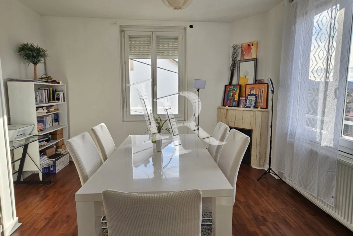 Immeuble à vendre au Puy-en-Velay – 4 appartements, caves et stationnements dans secteur calme 