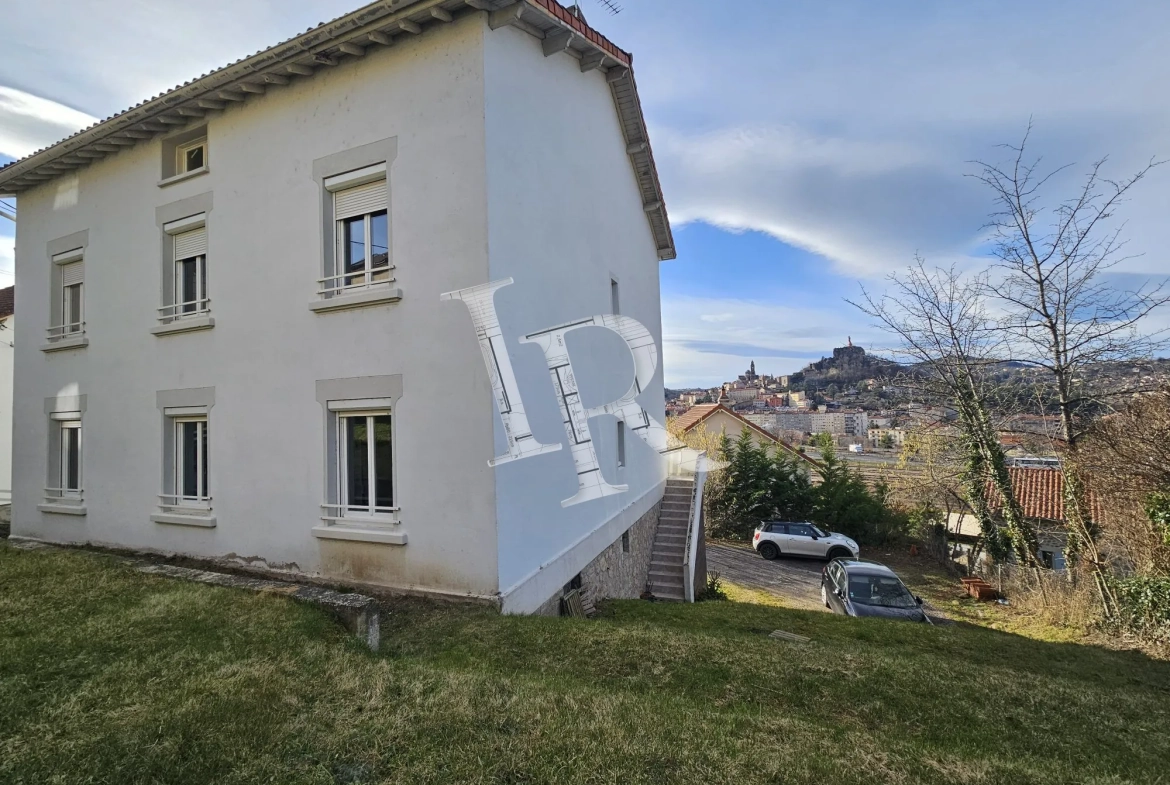 Immeuble à vendre au Puy-en-Velay – 4 appartements, caves et stationnements dans secteur calme 