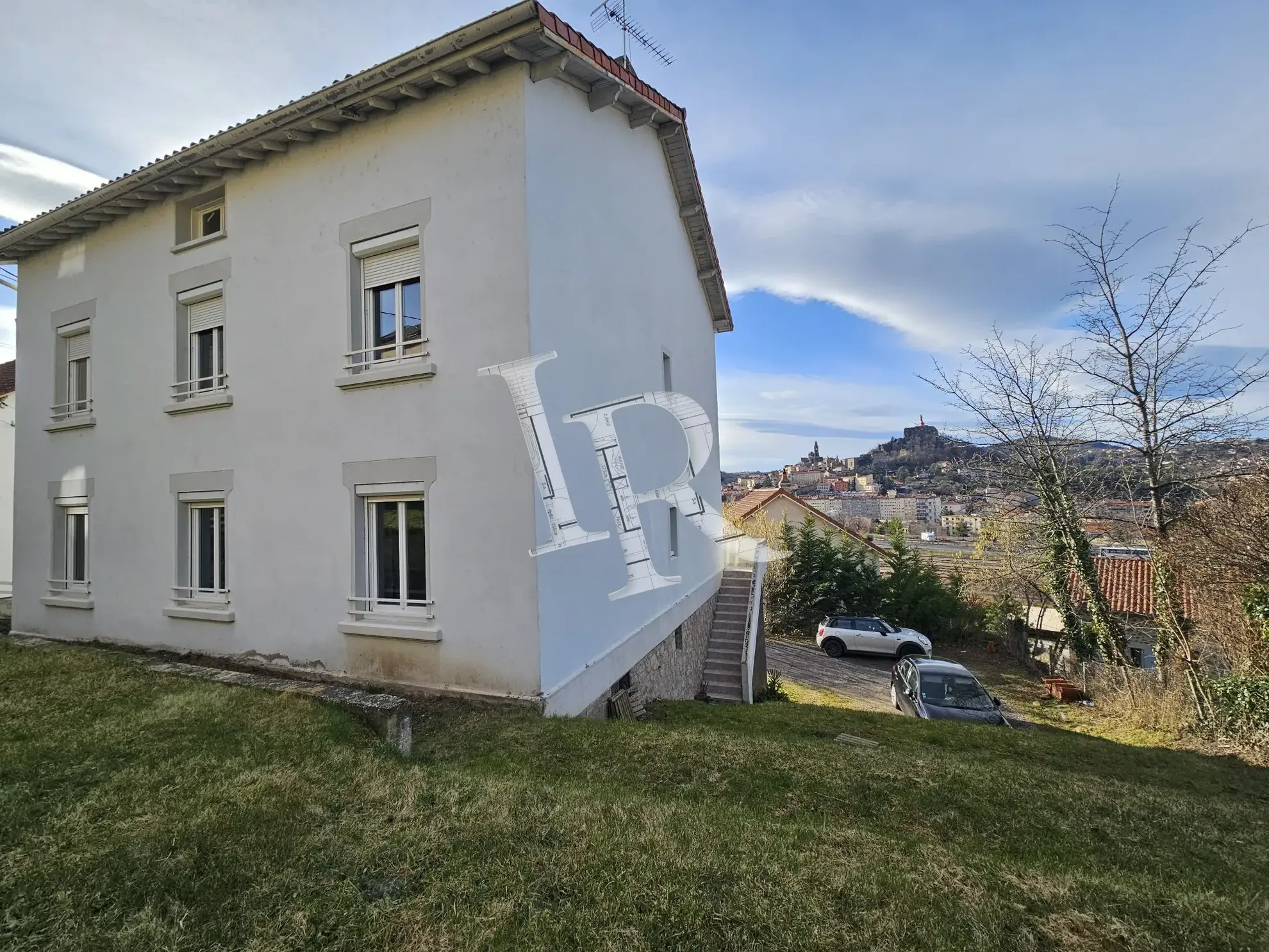 Immeuble à vendre au Puy-en-Velay – 4 appartements, caves et stationnements dans secteur calme 