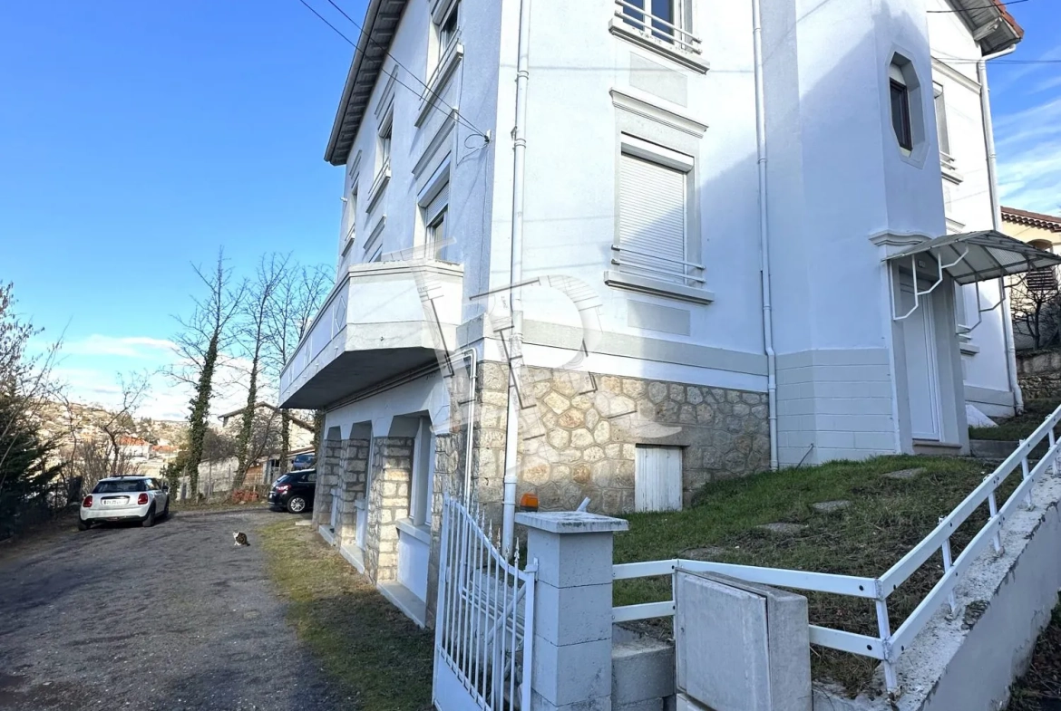 Immeuble à vendre au Puy-en-Velay – 4 appartements, caves et stationnements dans secteur calme 