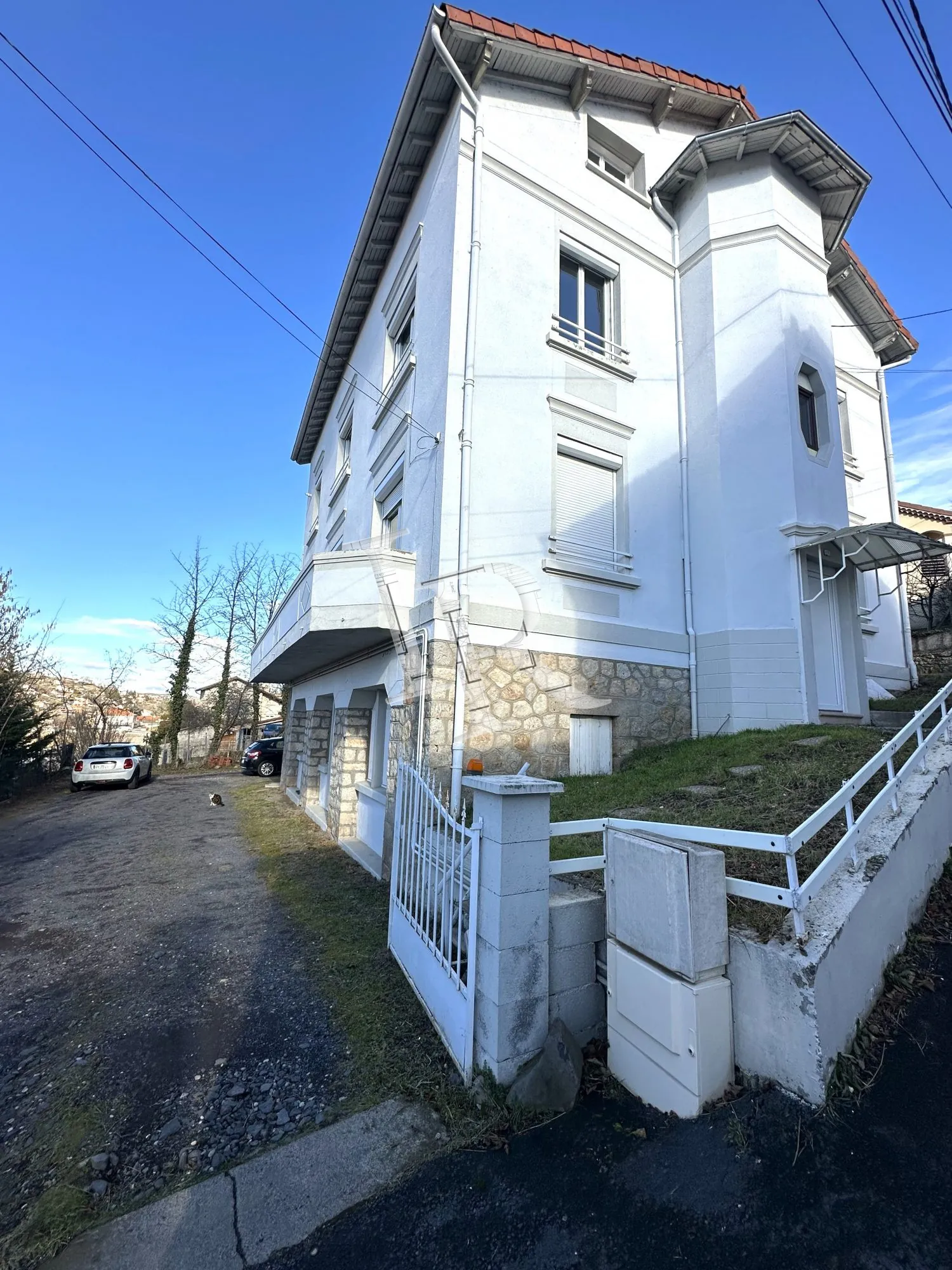 Immeuble à vendre au Puy-en-Velay – 4 appartements, caves et stationnements dans secteur calme 