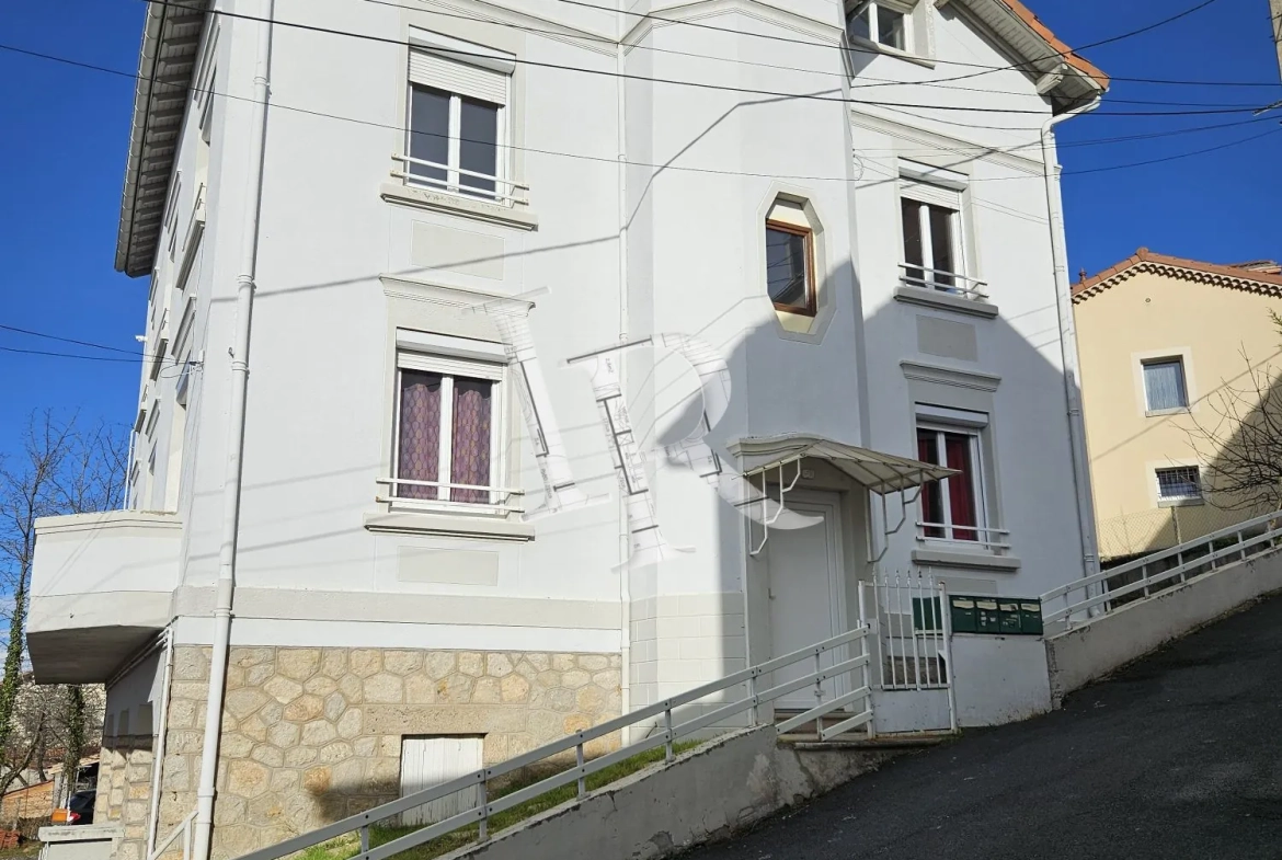 Immeuble à vendre au Puy-en-Velay – 4 appartements, caves et stationnements dans secteur calme 