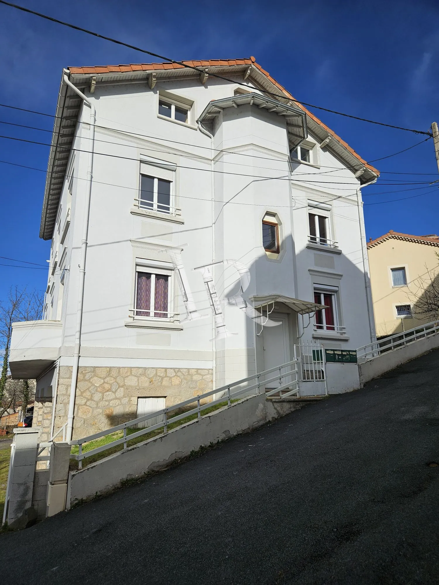 Immeuble à vendre au Puy-en-Velay – 4 appartements, caves et stationnements dans secteur calme 
