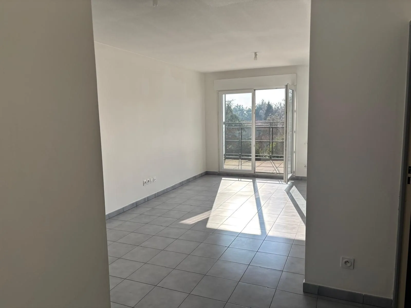 Appartement T3 à Feyzin de 59 m² avec balcon, ascenseur et box - Libre 